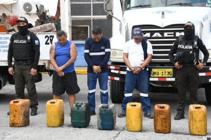 Tres personas fueron detenidas durante el operativo, entre ellas, dos funcionarios del Municipio de Guayaquil.
