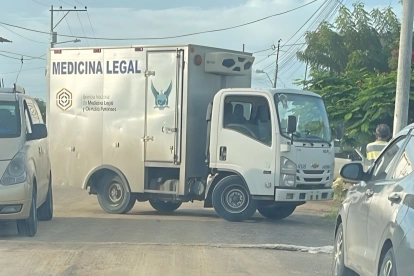 Referencial. Un vehículo de Medicina Legal permanece en Puerto Santa Ana tras la caída mortal de alias Frenillo, señalado como líder de la Mafia 18.