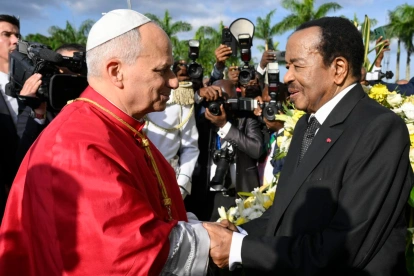El papa León XIV estrecha la mano de un líder político en Camerún, durante su mensaje contra el uso de la fe con fines bélicos.