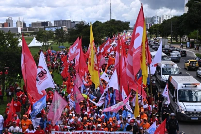 Personas participan en una protesta que pide el fin de la escala laboral 6x1 este miércoles, 15 de abril de 2026, en Brasilia (Brasil).