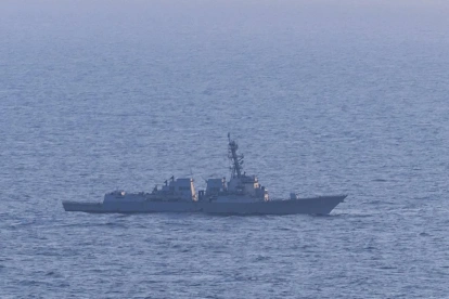 Destructor de misiles guiados USS Spruance (DDG 111) estadounidense durante el bloqueo a barcos iraníes este miércoles, en el estrecho de Ormuz.
