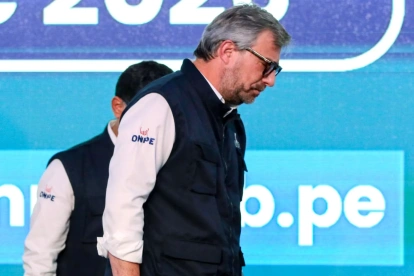 Fotografía del 12 de abril de 2026 del jefe de la Oficina Nacional de Procesos Electorales (ONPE), Piero Corvetto (c), en Lima (Perú).