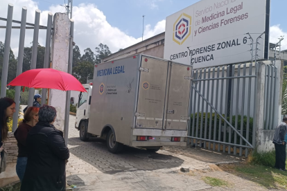 Vehículo de Medicina Legal ingresa al centro forense de Cuenca tras el siniestro que dejó 14 fallecidos y 29 heridos.