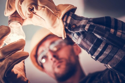 Técnico revisa los cables de una casa que no son loa adecuados y ello hace que se suba el costo de la energía eléctrica.