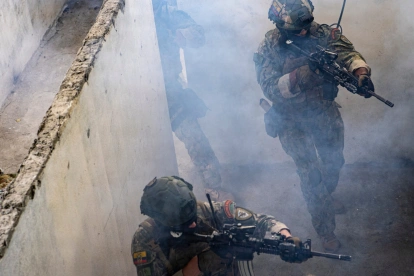 Soldados avanzan entre humo y concreto durante las maniobras conjuntas realizadas en Guayaquil.