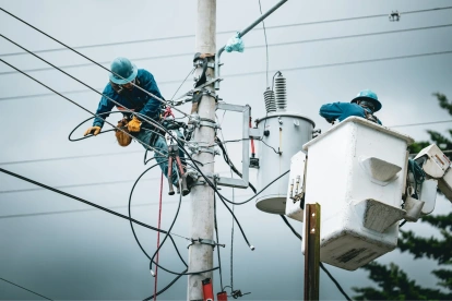 Personal de CNEL realiza trabajos de reconexión en distintos sectores de la ciudad tras los cortes imprevistos.