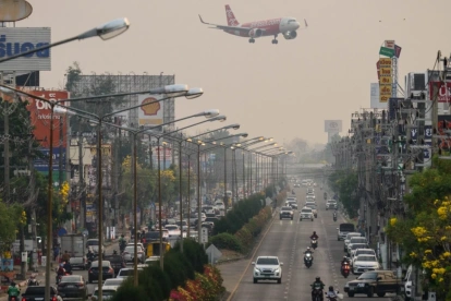 Un avión de pasajeros se prepara para aterrizar en el aeropuerto, en un día de alta contaminación en Chiang Mai, el 2 de abril de 2026.