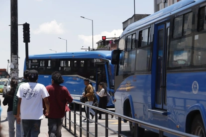 Caos. Buses invaden carriles exclusivos, se pasan el semáforo en rojo y dejan pasajeros en medio de las calles.