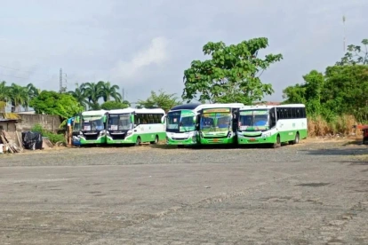 Unidades de transporte urbano permanecen detenidas en Quevedo como medida de protesta por la crisis económica del sector.
