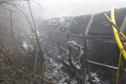 Un bus de la Cooperativa San Luis, que cubría la ruta Cuenca- Guayaquil, sufrió un grave siniestro de tránsito y quedó reducido a cenizas.