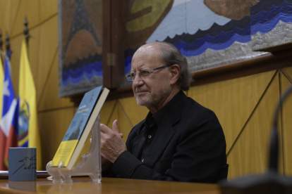Jaime Marchán presentó la novela en el paraninfo de la Universidad Andina Simón Bolívar de la capital.