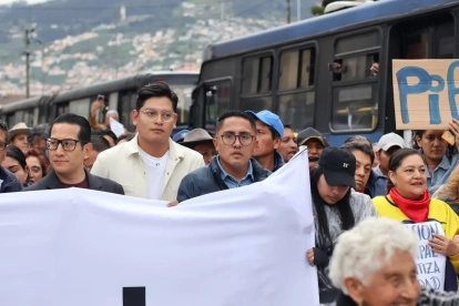 Andrés Quishpe, presidente de la UNE, lidera el pronunciamiento por los derechos democráticos en Ecuador.