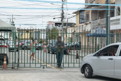 En vías peatonales donde se coloquen rejas habrá que instalar dos contenedores para desechos sólidos no peligrosos comunes y residuos sólidos no peligrosos de material recuperable, en caso de aprobarse la reforma a la ordenanza.