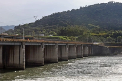 Una vista panorámica expone la crisis hídrica y la manipulación de recursos.