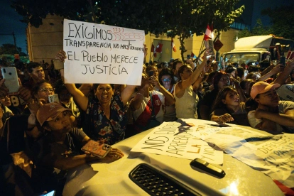 Personas participan en una manifestación convocada por el candidato presidencial peruano ultraconservador Rafael López Aliaga, en Lima.