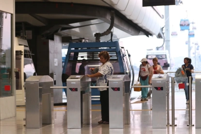 Usuarios ingresan a una de las estaciones de la Aerovía en Guayaquil.