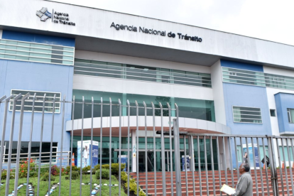 Las multas pendientes no impedirán la atención de solicitudes en las ventanillas y plataformas digitales de la institución.