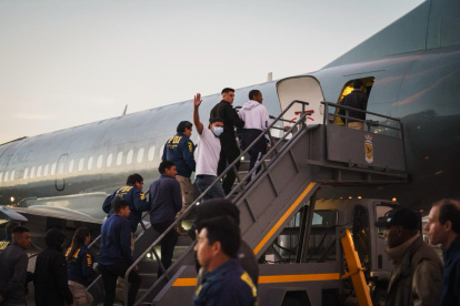 Un grupo de personas de diferentes nacionalidades fue trasladada en un avión como patrte del poroceso de control migratorio en Chile.