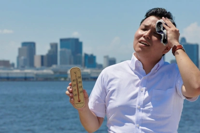 Referencial. Un ciudadano mide la temperatura en la Costa, donde el Inamhi prevé valores extremos hasta el 20 de abril.