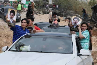 Desplazados libaneses comienzan a regresar a sus hogares tras la entrada en vigor del alto el fuego con Israel, este viernes, en Tiro.