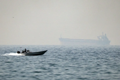 Una lancha motora navega a lo largo de la costa frente a la ciudad de Al Jeer, en el estrecho de Ormuz, en el emirato norteño de Ras Al Khaimah.