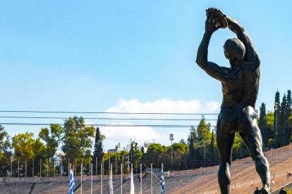 Escultura en el Estadio Panathinaikó de Atenas, símbolo del olimpismo clásico, en medio del debate sobre nuevas reglas de participación.
