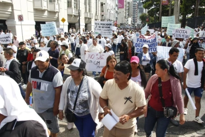 Pescadores protestan en Guayaquil contra el alza del diésel y exigen medidas al Gobierno.