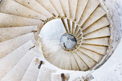 La rumiación es un proceso circular, una pesadilla que se repite y crece. No aclara escenarios y tiende a intensificar los abismos emocionales.