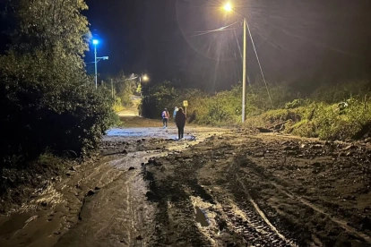 El deslizamiento dejó una víctima mortal y afectaciones en la infraestructura de la zona.