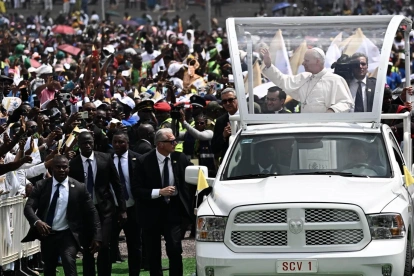 Llegada del papa León XIV a la misa multitudinaria en Duala.