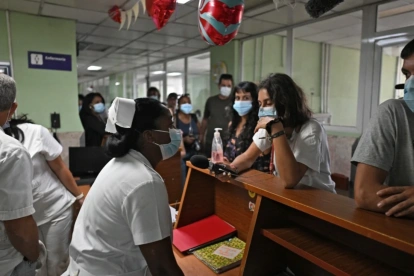 Personal médico del Hospital Cardiológico Pediátrico William Soler, conversa con delegados de la flotilla en La Habana, el 24 de marzo de 2026.
