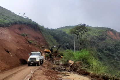 Un deslave de gran magnitud obstaculita el paso en el kilómetro 92 de la vía Cuenca- Molleturo- El Empalme.