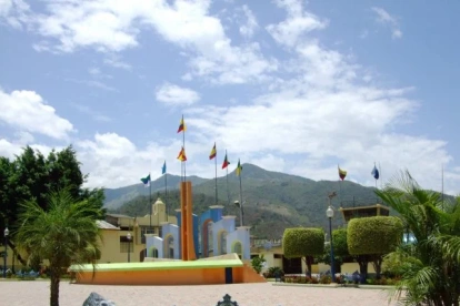 Vista de una ciudad fronteriza en el sur de Ecuador, donde el río y el puente internacional marcan la conexión con Perú.