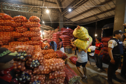 En el mercado de Montebello trabajadores bajan los sacos de los alimentos que llegan de diferentes provincias.