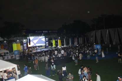 La plaza Guayarte no se llenó en su reapertura. Unas 300 personas asistieron al acto de reinauguración, la noche de este viernes 17 de abril.
