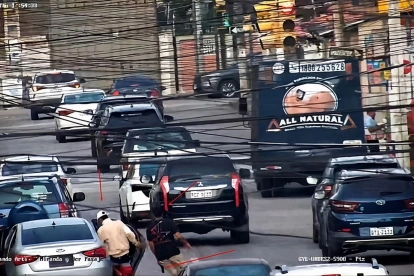 Los sospechosos de asaltar en Urdesa se movilizaban en un automóvil color gris.