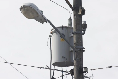 Los daños en transformadores, con los consecuentes apagones, se han vuelto constantes en varias zonas de Guayaquil y del país.