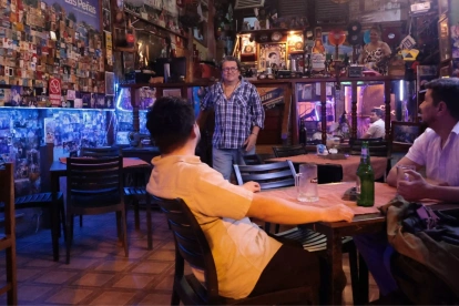 La Taberna. Hace 64 años funciona este bar en el barrio Las Peñas; su propietario, Manuel Vélez Linares, cuenta que entre sus clientes están sus amigos y los hijos de ellos.