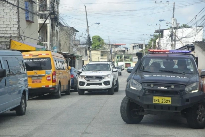 Agentes de la Policía Nacional mantuvieron vigilancia durante el velorio y el traslado del féretro de Jeremy Zambrano.
