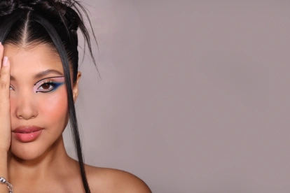 En la noche, se puede apostar por versiones más marcadas, como un delineado doble, flotante (en el párpado) o en tonos intensos.