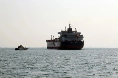 Embarcaciones petroleras cruzando el estrecho de Ormuz, hoy cerrado por el Gobierno de Irán.