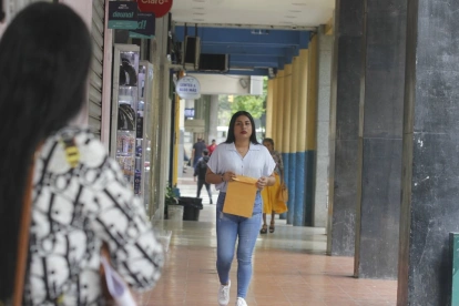Tras dejar el colegio o mientras cursan la universidad, jóvenes buscan empleo en Euador, algo que puede resultar complicado.