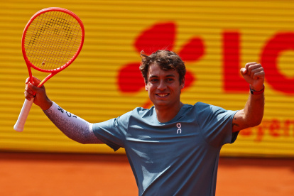 Cobolli celebró llorando tras vencer por doble 3-6 a Alexander Zverev.