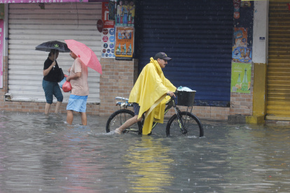 Las inundaciones son comunes en Guayaquil durante el invierno. Especialistas insisten en la necesidad de tener suelos permeables para facilitar el descenso rápido del agua.