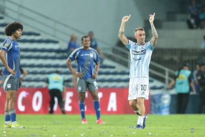 La frustración de los jugadores de Emelec en el festejo de uno de los dos goles de Damián Díaz (d).