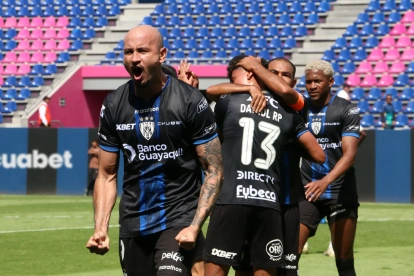 El paraguayo Carlos González (i) es el nuevo grito de gol de Independiente del Valle.