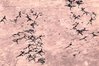 Pintura rupestre que muestra un enfrentamiento bélico, en el Parque Nacional Tassili n’Ajjer, Argelia, al norte de África.