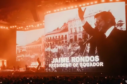 The Strokes proyecta imagen de Jaime Roldós durante su presentación en Coachella 2026.