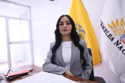 Viviana Veloz, presidenta de la Comisión de la Niñez, evidenció falencias sanitarias en el hospital de Taisha.