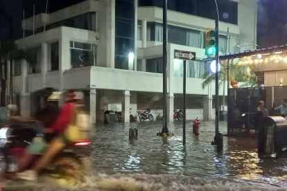 Lluvias causaron inundaciones en varios sectores de Guayaquil durante la tarde y noche del 18 de abril.